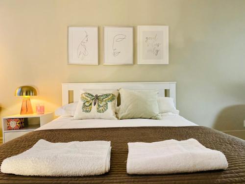 ein Schlafzimmer mit einem Bett mit zwei Handtüchern darauf in der Unterkunft Pompidou ROOM PARIS CENTRE in Paris