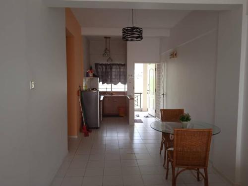 eine Küche und ein Esszimmer mit einem Tisch und Stühlen in der Unterkunft Seaview Pd homestay Apartment in Port Dickson