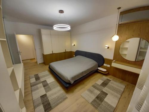 een kleine slaapkamer met een bed en een spiegel bij Rita Apartment in Gjakove