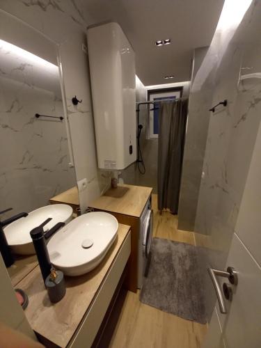 een badkamer met een toilet, een wastafel en een douche bij Rita Apartment in Gjakove