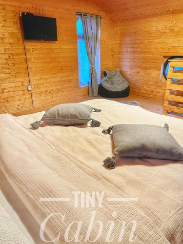 เตียงในห้องที่ TINY CABIN