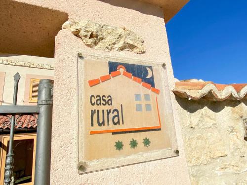 Ein Schild an der Seite eines Gebäudes, das Casa Rival liest. in der Unterkunft Villa Lucia in Castroserna de Abajo