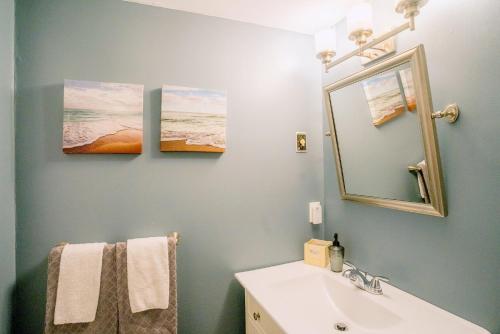 y baño con lavabo y espejo. en Updated Blue Mountain Studio @ North Creek Resort en Blue Mountains