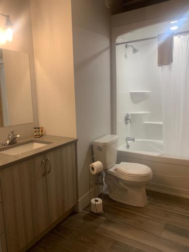 Bilik mandi di Station 1 by Terra Hospitality