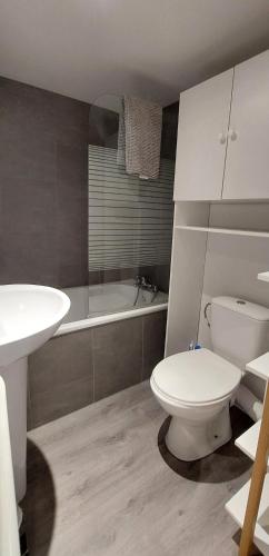 La salle de bains est pourvue de toilettes, d'un lavabo et d'une baignoire. dans l'établissement Le petit Matelot au 1 er étage à 10min à pieds du centre ville, à Dieppe