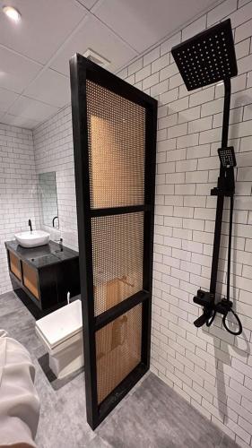 un bagno con un water, un lavandino e uno specchio di Two Palm - Villa a Ras al Khaimah