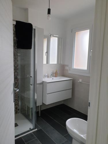 ein weißes Bad mit einem Waschbecken und einem WC in der Unterkunft Affittacamere Casa Marconi in Comacchio