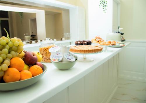 ein Buffet mit Obst und Desserts auf der Theke in der Unterkunft Gentile Suite in Neapel