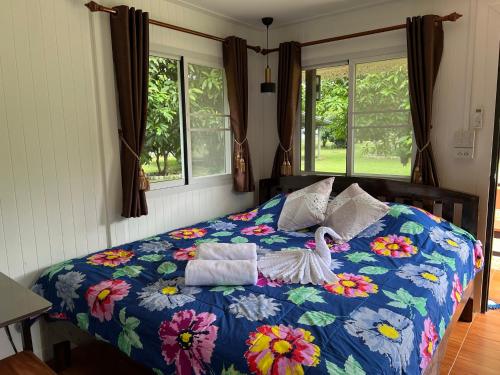 En eller flere senge i et værelse på Nantawanhomestay
