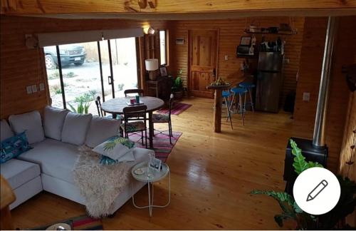 sala de estar con sofá y mesa en Casa en el campo Olmue, en Granizo