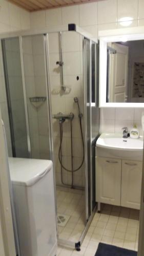 a bathroom with a shower and a sink at Saunallinen lomahuoneisto LeviStar 1 in Kittilä
