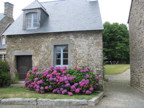 a house with a bunch of flowers in front of it at Le Domaine de Belleville in Dragey