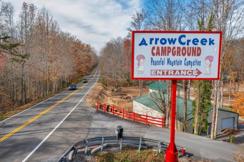 um sinal para um campo de arrow Creek numa estrada em Arrow Creek Camp and Cabins em Gatlinburg