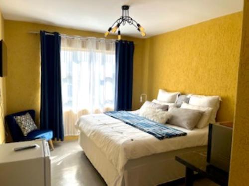- une chambre avec un grand lit et une fenêtre dans l'établissement Emba Guest lodge No loadshedding, à eMbalenhle