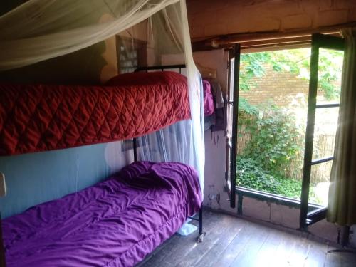 a bedroom with a bunk bed and a window at Casa Marindia una cuadra playa in Salinas 