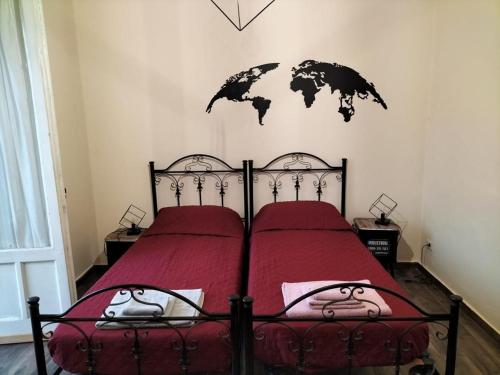 サレルノにあるCore City Salernoのベッドルーム1室(赤いシーツと壁の地図付)