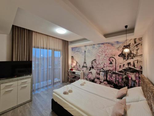 um quarto com uma cama grande e um quadro na parede em Art's Luxury Boutique Hotel em Oradea