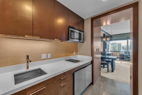 拉斯維加斯的住宿－Vdara Studio Suite 011 Pool View FREE VALET Parking，厨房配有水槽和微波炉