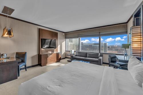um quarto de hotel com uma cama grande e uma televisão em Vdara Studio Suite 011 Pool View FREE VALET Parking em Las Vegas