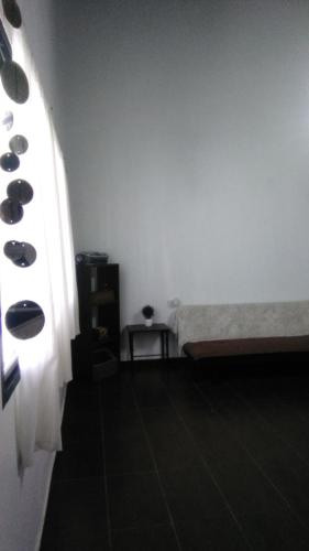 Habitación blanca con sofá y mesa en Villa Elisa,La Plata Apart II en 
