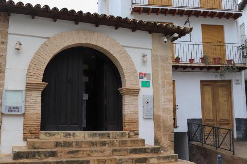 une entrée avec une arche et des escaliers dans l'établissement Casa Balneario Cazorla, à Cazorla