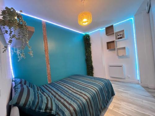 - une chambre dotée d'un lit avec des lumières bleues dans l'établissement Le 136 B, à Grenoble