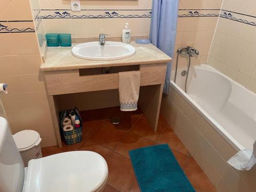 een badkamer met een wastafel, een toilet en een bad bij t2 armação de pêra in Armação de Pêra