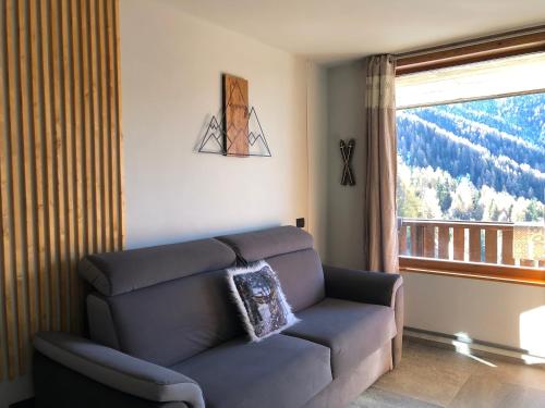 a living room with a couch and a large window at Maison Etoile - Pila n 0042 in Pila
