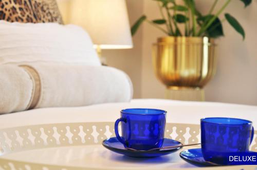 due tazze blu e piattini su un tavolo di Mediterranean Barcelona Apartments a Barcellona