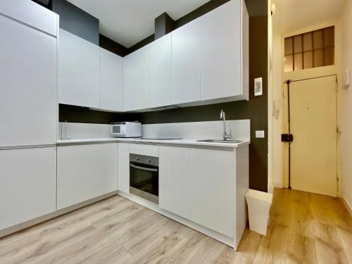A kitchen or kitchenette at La Latina Market - Apartamento de 2 dormitorios