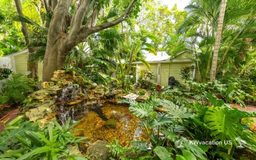 Taman di luar The Island Suite at KW Vacation
