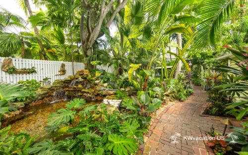 Taman di luar The Island Suite at KW Vacation