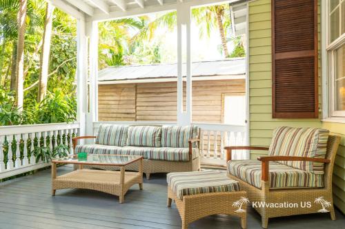Ruang duduk di The Island Suite at KW Vacation