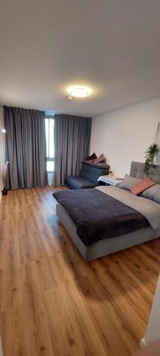 1 dormitorio con 2 camas y suelo de madera en מגדל C1 en Netanya