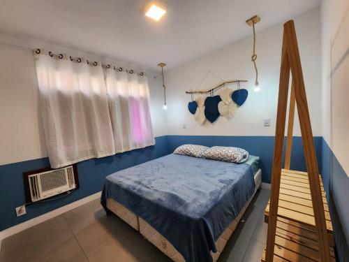 Quadra do mar de Jardim Camburi في فيتوريا: غرفة نوم فيها سرير و سلم