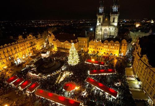 Nespecifikovaný výhled na destinaci Praha nebo výhled na město při pohledu z penzionu
