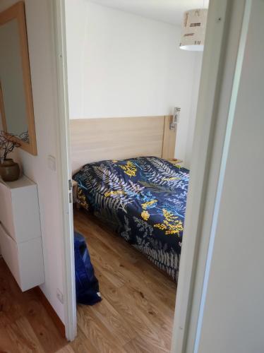 une petite chambre avec un lit dans une pièce dans l'établissement T3 cosy au Jardin du Ramel, à Luchon