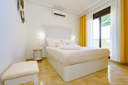 Posteľ alebo postele v izbe v ubytovaní Holiday Penthouse San Miguel 5-7