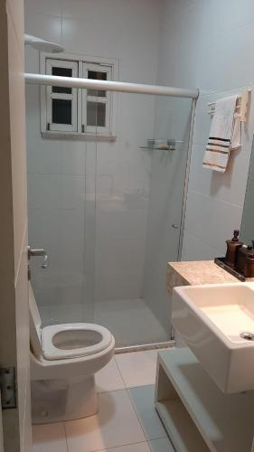 Bilik mandi di Ampla Casa de Veraneio