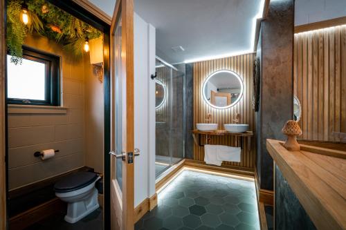 uma casa de banho com um chuveiro, um WC e um lavatório. em Queen's Loft em Windermere