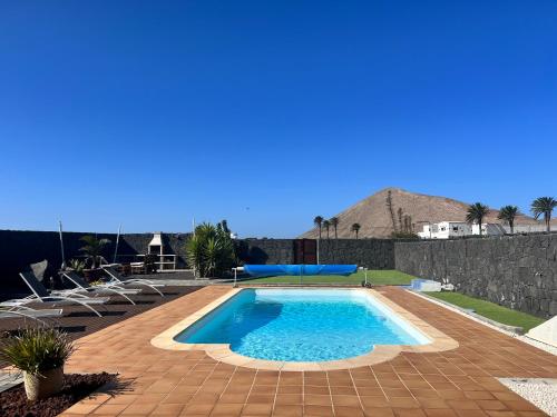 ein Schwimmbad in der Mitte eines Gartens in der Unterkunft Villa Jaira in La Vegueta