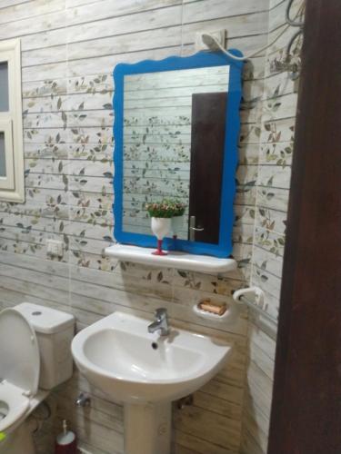 uma casa de banho com um lavatório e um espelho em كذا بلانكا بيتش 220 em Hurghada