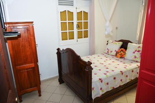 a small bedroom with a bed and a window at Villa D ENNRY in Pointe-Noire