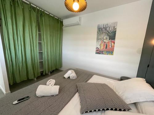 1 dormitorio con 2 camas y cortina verde en La villa Jalna Grenadine deux chambres et piscine privée en Les Trois-Îlets