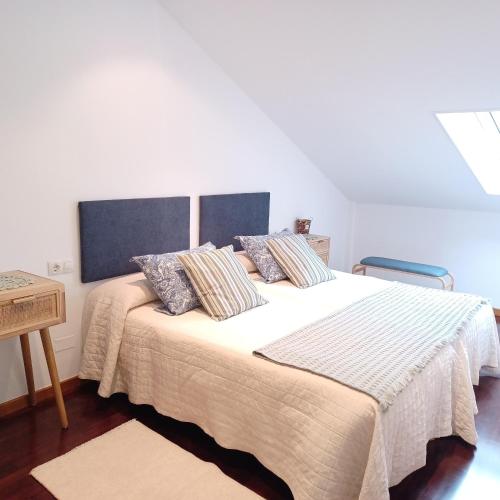 菲尼斯特雷的住宿－Apartamento Mar de Sal，一间卧室配有一张大床和枕头