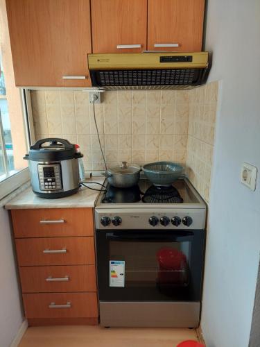 een kleine keuken met een fornuis en een magnetron bij Myslym Shyri lovely top apartment in Tirana