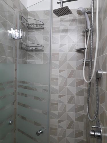 bagno con doccia e porta in vetro di Private room in the сomfortable apartment in Ashdod, 7 min walk to the beach a Ashdod