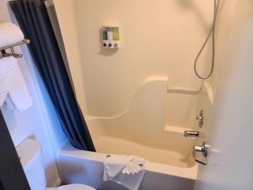 La salle de bains est pourvue d'une baignoire, de toilettes et d'une douche. dans l'établissement 069B Cozy Suite Kitchen & King Bed near South Rim, à Valle