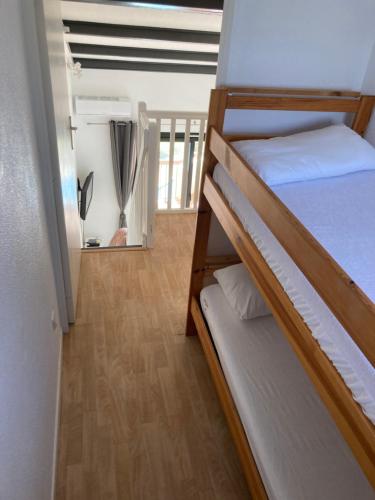 Cette chambre comprend 2 lits superposés et un couloir. dans l'établissement Appartement 2 chambres avec piscine face à la mer à La Coudouliere, à Six-Fours-les-Plages