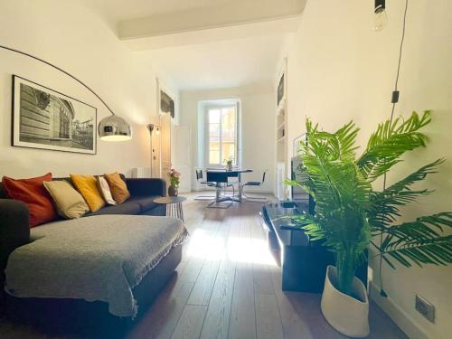 un salon avec un canapé bleu et une plante dans l'établissement Homelivia, VIEUX NICE, appartement de charme, clim balcon, à Nice